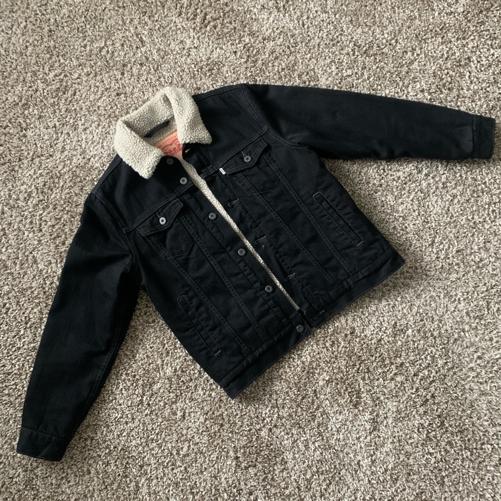 Black furry denim Levi’s vintage jacket/coat. Size Large.